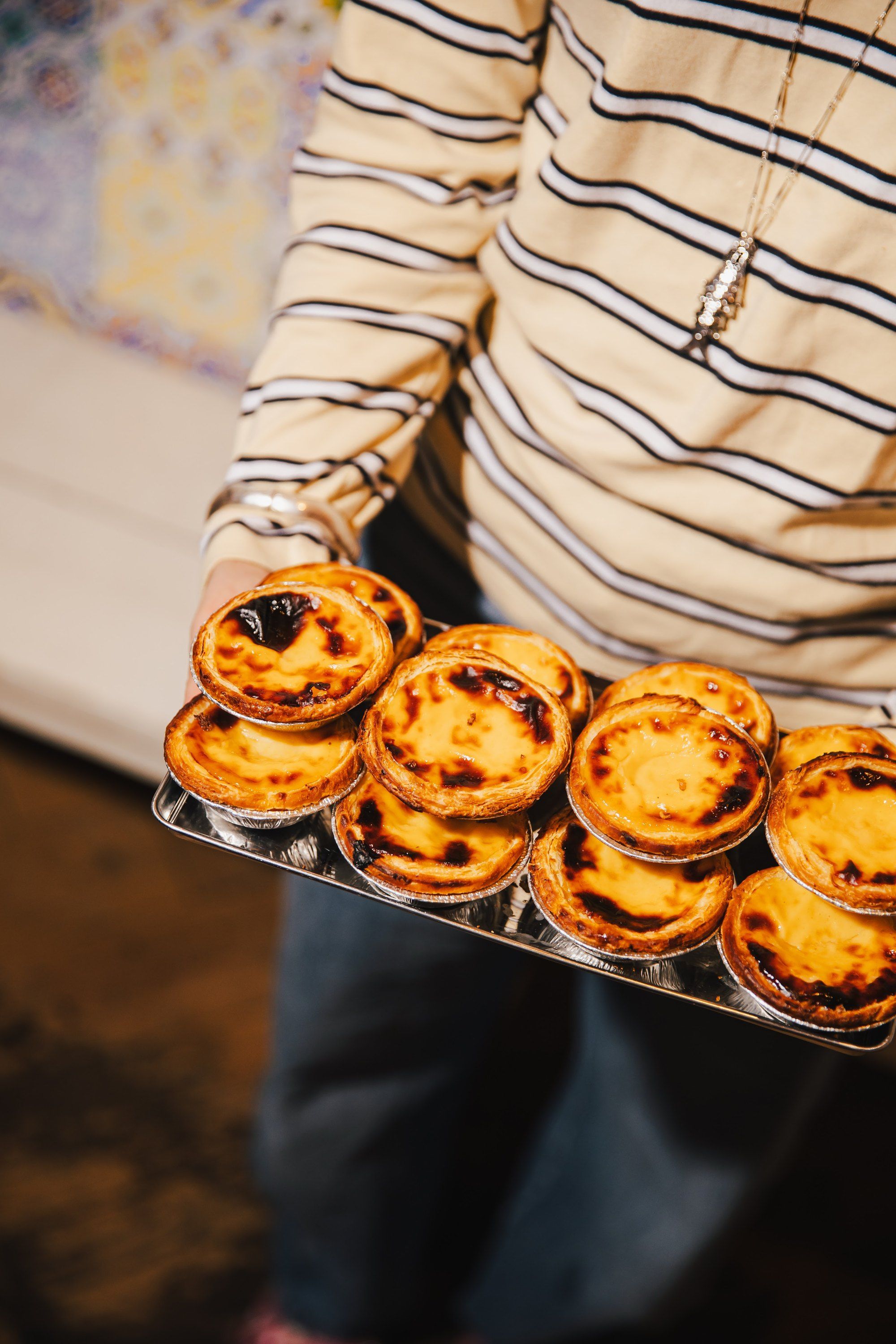 Een bakplaat verse pastéis de nata bij Franggo